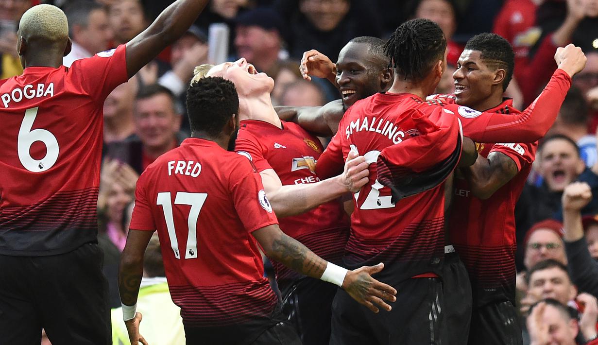 Para pemain Manchester United merayakan gol yang dicetak Romelu Lukaku ke gawang Southampton pada laga Premier League di Stadion Old Trafford, Manchester, Sabtu (2/3). MU menang 3-2 atas Southampton. (AFP/Oli Scarff)