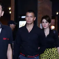 Saat gala primier, awak media dikejutkan dengan kehadiran Nikita Mirzani yang menggandeng mesra Samuel Rizal. (Nurwahyunan/Bintang.com)