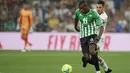 Gelandang Real Betis, William Carvalho berebut bola dengan gelandang Real Madrid, Dani Ceballos pada pertandingan laga terakhir La Liga Spanyol di stadion Santiago Bernabeu di Madrid, Spanyol, Sabtu (21/5/2022). Real Madrid menutup laga La Liga Spanyol musim ini dengan hasil imbang 0-0 melawan Real Betis. (AP Photo/Jose Breton)