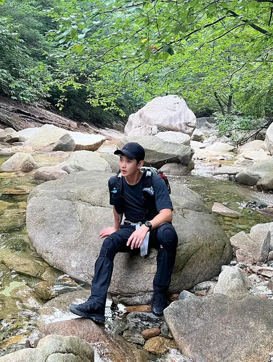Duduk di atas batu besar di lembah, ketampanan bintang hallyu yang memiliki tinggi badan 180 cm ini semakin bersinar. Perpaduan Kim Soo Hyun dan tempat indah dalam satu frame membuat potretnya begitu memukau. Dengan outfit pendaki gunung, pemain film ‘Miss Granny’ ini terlihat sangat energik kala hiking. (Liputan6.com/IG/@soohyun_k216)