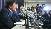 Presiden dan Wakil Presiden Mitsubishi Motors, Testuro Aikawa dan Ryugo Nakao, memutuskan untuk mengundurkan diri dari jabatannya. 