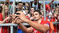 4. Mats Hummels, mantan kapten Dortmud ini sudah lama dikabarkan akan pindah ke Liga Inggris. Tapi hal tersebut tak kunjung terealisasi, sang pemain ternyata malah memilih Bayern Munchen sebagai pelabuhan kariernya. (AFP/Christof Stache)