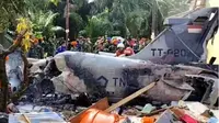 Pesawat tempur TNI AU jenis Hawk 200 jatuh di Perumahan Sialang Indah, Desa Kubang Jaya, Kabupaten Kampar. Kejadian pada Senin pagi, 15 Juni 2020. (Liputan6.com/M Syukur)