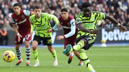 Tiga kemenangan tandang beruntun Arsenal dengan selisih lima gol lebih dimulai pada laga pekan ke-24 saat Arsenal mengalahkan tuan rumah West Ham United di London Stadium dengan skor 6-0 (11/2/2024). Lima pemain berhasil mencatatkan namanya di papan skor, yaitu William Saliba (32'), Bukayo Saka (penalti 41') dan (63'), Gabriel Magalhaes (44'), Leandro Trossard (45+2) dan Declan Rice (65'). (AFP/Adrian Dennis)