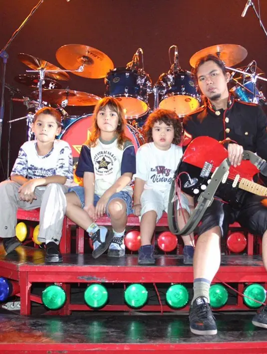 Bakat bermusik Ahmad Dhani menurun ke dalam darah Al, El dan Dul terlihat seperti di foto ini. Mereka membuat band The Lucky Laki pada tahun 2009 dan merilis singlenya berjudul “Superman”. (Liputan6.com/IG/@alghazali7)