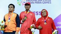 Atlit catur Indonesia Hendi Wirawan (tengah), Suryanto Edy (kanan) dan Kaungsen dari Myanmar berpose usai menerima medali emas kelas standar individu putra B1 dalam ajang Asian Para Games 2018, di Jakarta, Rabu (10/10/2018). (INAPGOC/Setiyo Sc)