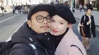 Tidak sedikit warganet yang iri dengan kemesraan Claudia dan Derby Romero saat berlibur sekaligus bulan madu di Jepang. (Foto: instagram.com/miss_adinda_mae)