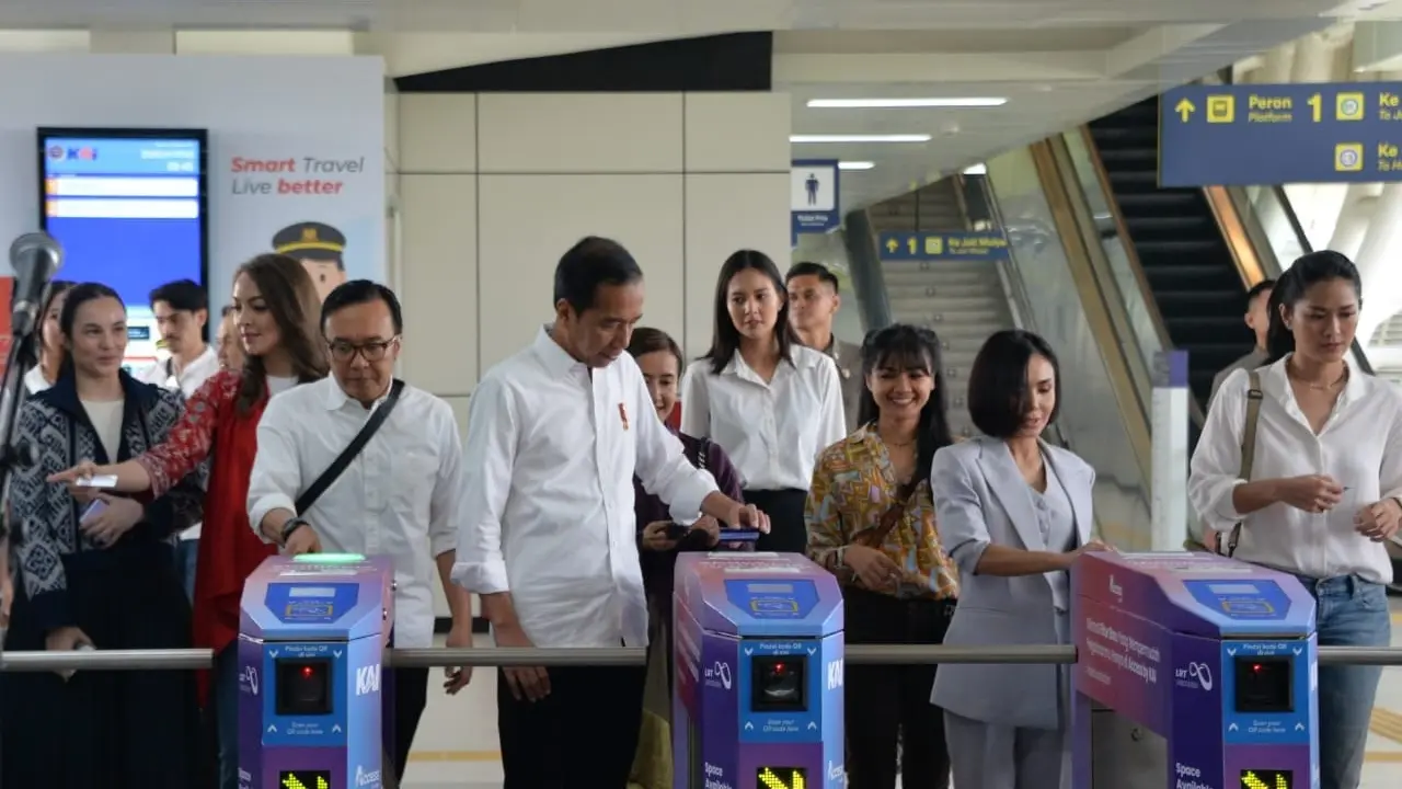 Presiden Joko Widodo (Jokowi) kembali menjajal LRT Jabodebek dari Stasiun Jatimulya, Bekasi menuju Stasiun Dukuh Atas, Jakarta, Kamis (10/8/2023). (Istimewa)