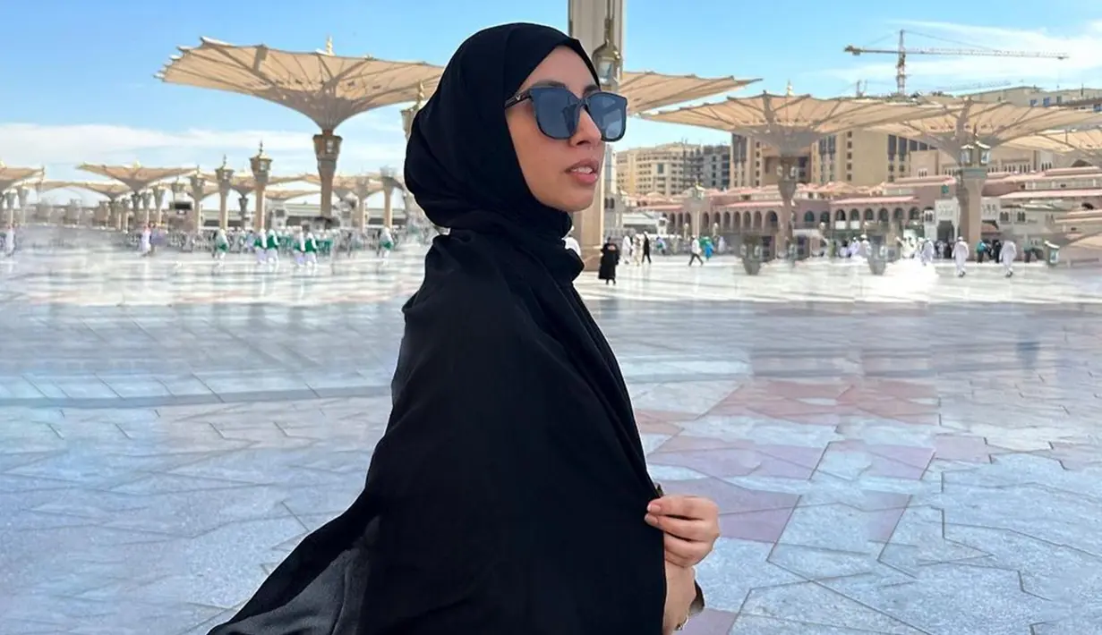 Keberangkatan Vicky Alaydrus ke Tanah Suci rupanya untuk melakukan umrah bagi almarhum sang ayah. Hal ini ia ungkapkan melalui unggah di akun Instagram. (Liputan6.com/IG/@vickyalaydrus)