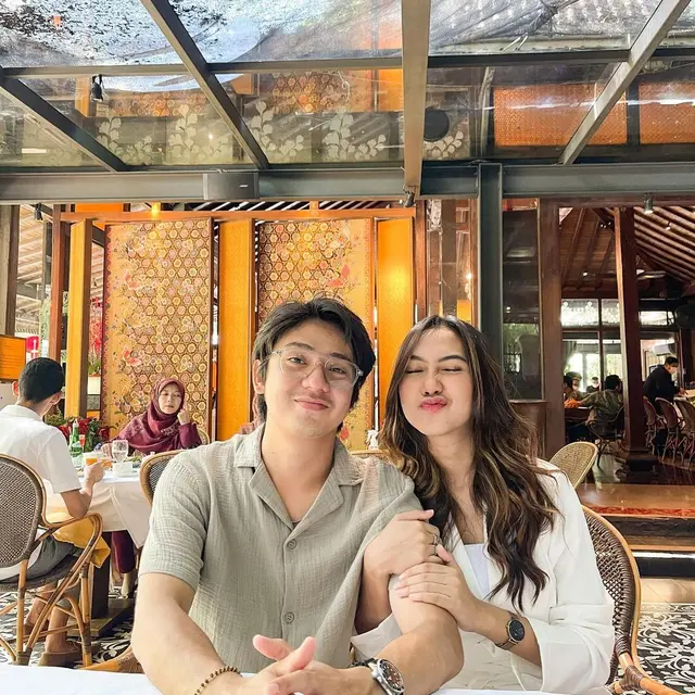 1 Tahun Pacaran, Ini 6 Potret Kebersamaan Arbani Yasiz dan Kekasihnya