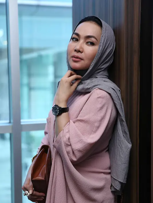 Akibat terikat beberapa kontrak dengan program acara dan dan televisi, Dewi Gita belum bisa mengaplikasikan sebagaimana mestinya umat muslimah. Yaitu mengenakan hijab sebagaimana perintah Allah. (Nurwahyunan/Bintang.com)