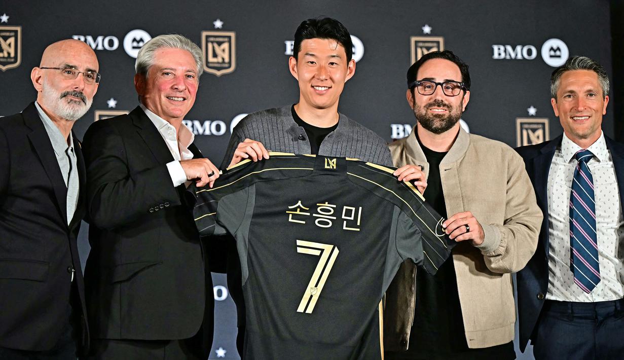 Pemain baru Los Angeles Lakers, Son Heung-min berfoto bersama owner klub Bennett Rosenthal (kedua kiri), Co-Managing Owner Brandon Beck (kedua kanan), dan general manager John Thorrington (kanan) dalam acara konferensi pers di BMO Stadium, Los Angeles, Amerika, Rabu (06/08/2025) waktu setempat. (AFP/Frederic J. Brown)
