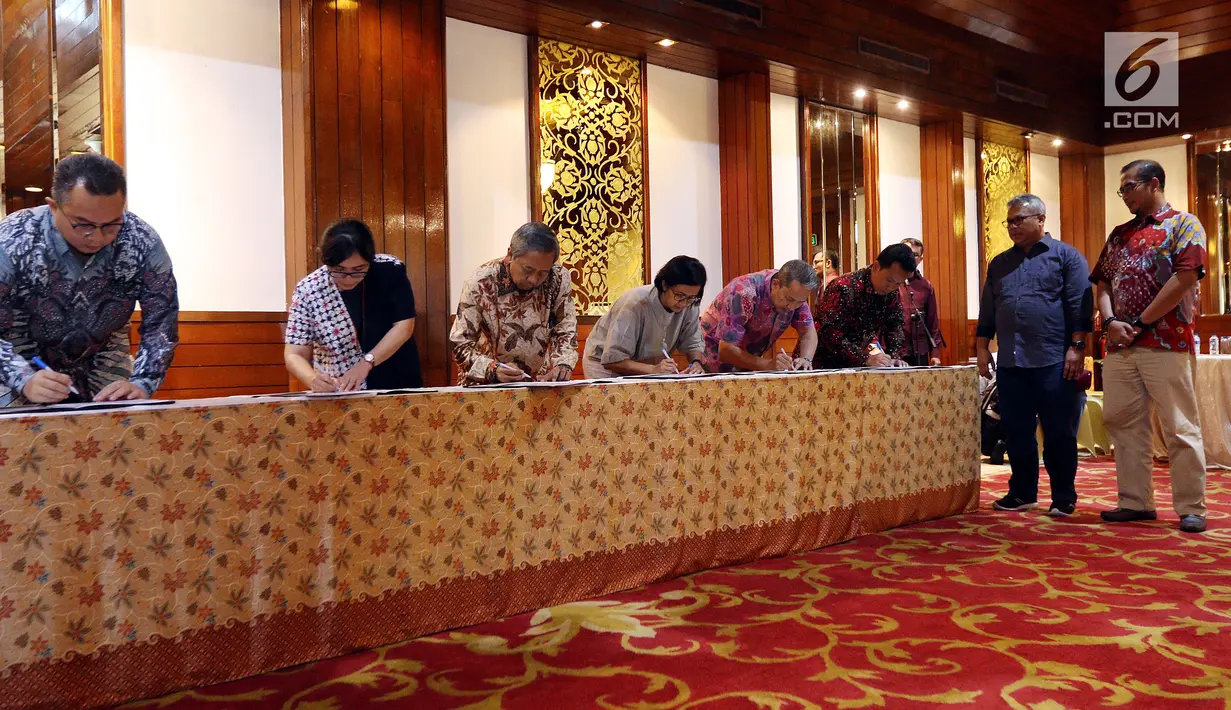 Ketua KPU Arief Budiman bersama Komisioner KPU Hasyim Asy'ari menyaksikan penandatanganan pakta integritas para panelis debat kedua capres Pemilu 2019, di Jakarta, Sabtu (9/2). (Liputan6.com/Johan Tallo)