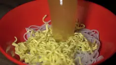 Duo host The Klimis mencicipi salah satu makanan khas Medan, mie sop ayam.
