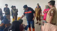 Wakil Wali Kota Bekasi, Abdul Harris Bobihoe, menyambangi warga terdampak yang memilih mengungsi lantaran kediamannya terendam banjir, Selasa (4/3/2025). (Liputan6.com/Bam Sinulingga)