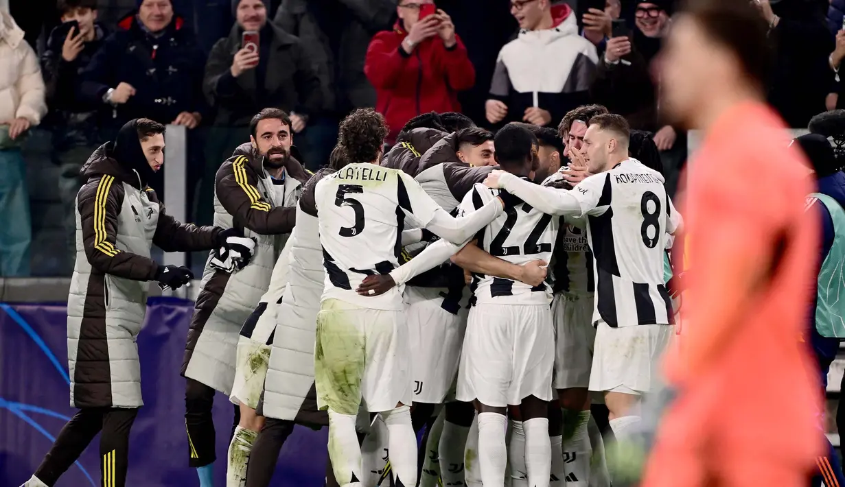Para pemain Juventus melakukan selebrasi saat melawan Manchester City pada pertandingan keenam Liga Champions 2024/2025 di stadion Allianz, Turin, Italia pada Rabu 11 Desember 2024 waktu setempat atau Kamis 12 Desember 2024 dini hari Waktu Indonesia Barat. (Marco BERTORELLO/AFP)