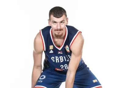 Borisa Simanic, pebasket asal Serbia yang baru-baru ini curi perhatian. Borisa Simanic alami kejadian tidak mengenakan saat disikut oleh pemain Sudah Selatan. Ia harus kehilangan satu ginjal di FIBA World Cup 2023. (Liputan6.com/IG/bokaco12)