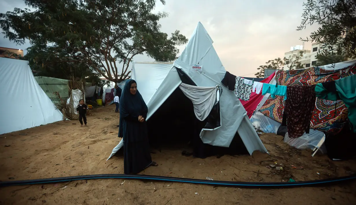 Perang yang dimulai sejak 7 Oktober itu telah menghancurkan sebagian besar wilayah Gaza dan menewaskan sedikitnya 18.200 orang warga sipil. Sebagian besar korban adalah perempuan dan anak-anak, sebagaimana laporan Kementerian Kesehatan Palestina. (AP Photo/Mohammed Dahman)