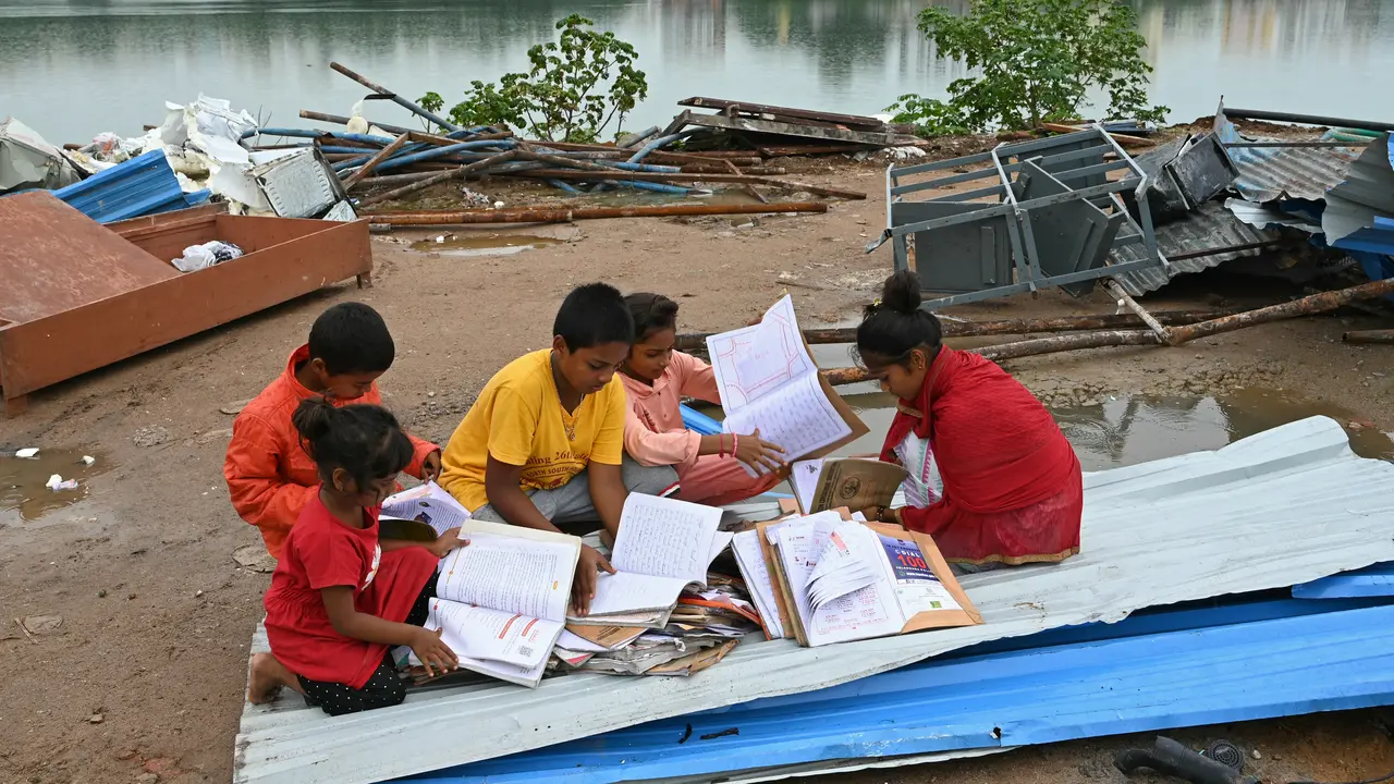 Anak-anak India ilustrasi by Noah Seelam/AFP