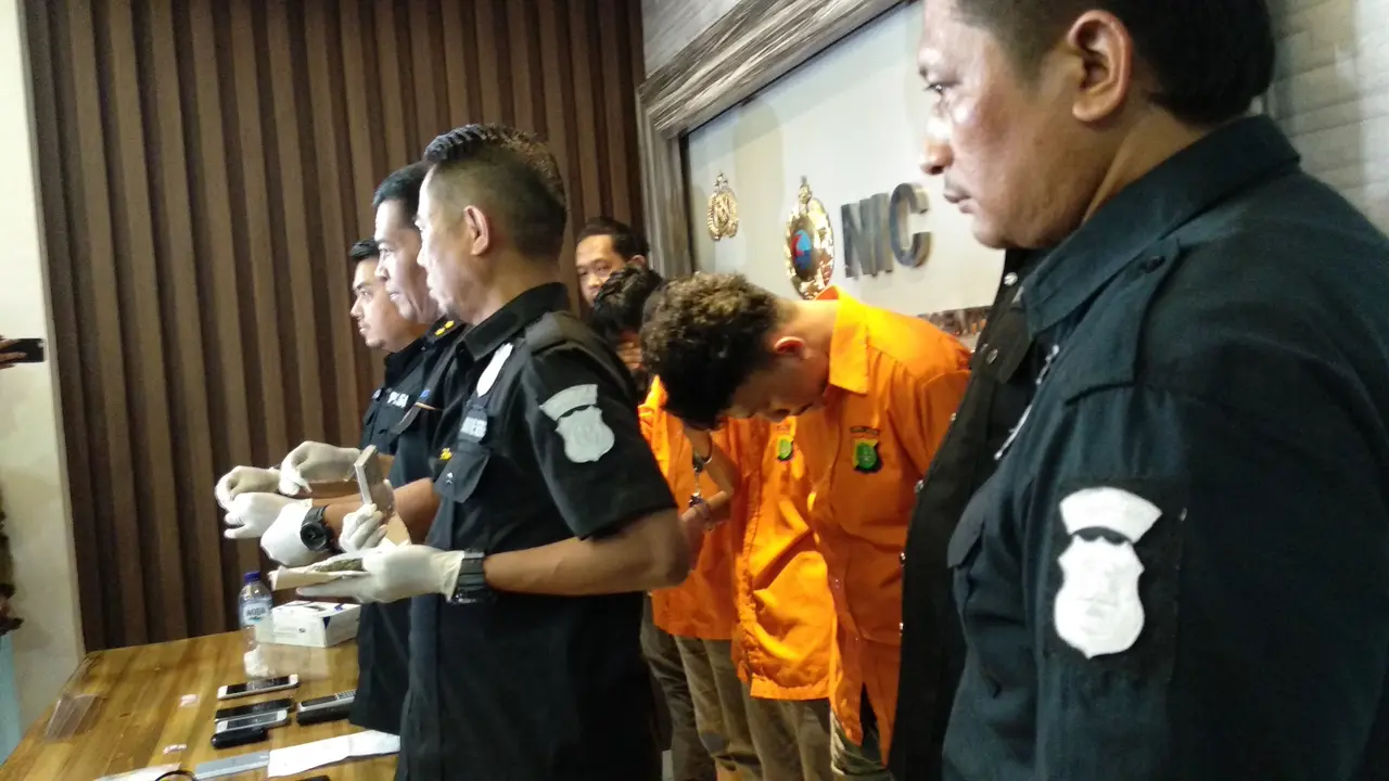 Polda Metro Jaya meringkus pemasok narkotika kepada artis Riza Shahab. (Merdeka.com/Ahda Bayhaqi)