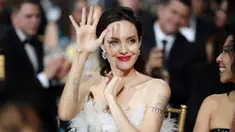 Angelina Jolie menghadiri acara Critics Choice Awards 2018 di Santa Monica, California, Kamis (11/1). Angelina Jolie sukses menjadi salah satu yang paling mencuri perhatian dengan penampilan yang berbeda dari biasanya. (Christopher Polk/Getty Images/AFP)