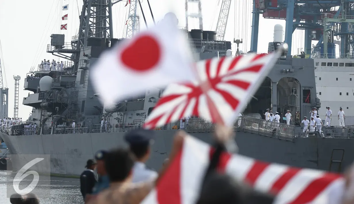 Kapal JS Yuudachi milik Jepang tiba di Pelabuhan Tanjung Priok, Jakarta, Senin (22/8). Kapal tersebut bersandar dari tanggal 22 - 24 Agustus. (Liputan6.com/Faizal Fanani)