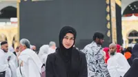 Sintya Marisca kenakan hijab dan blazer hitam yang lapisi busana muslim saat umroh. [@sintyamarisca]