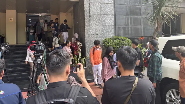 Suasana di Polda Metro Jaya, di mana orang tua maupun pihak keluarga ingin menjemput anak yang ditangkap pihak kepolisian akibat diduga terlibat kericuhan saat demo di DPR.