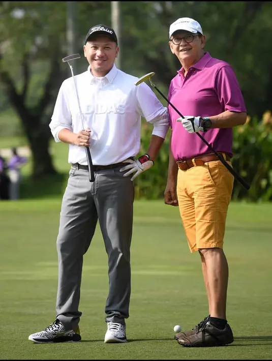 Gayanya saat bermain golf pun kerap curi perhatian. Dimama ia tampil keren layaknya pemain golf profesional. Saat bermain dengan ayahnya, Roy Marten. Gading pun tampil sangat kompak. (Liputan6.com/IG/@gadiiing)