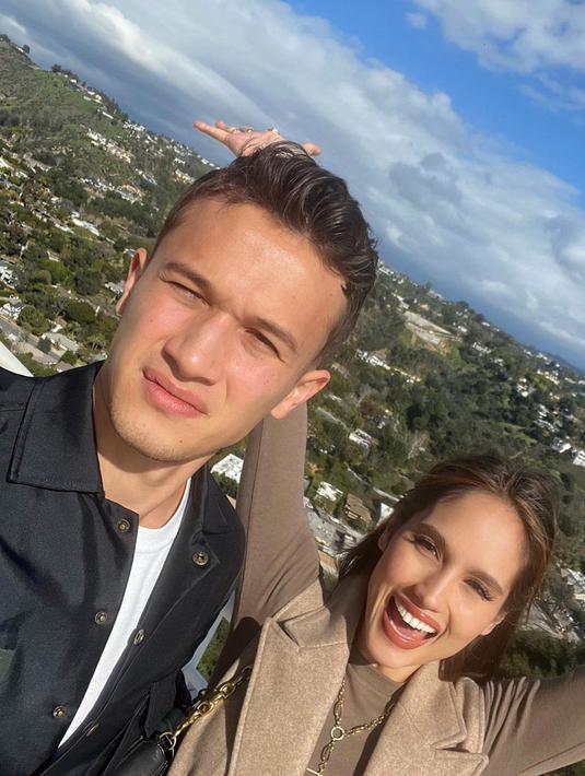 Pada akun Instagram pribadinya, Cinta Laura pun menyebut jika dirinya menjadi tour guide bagi Arya Vasco. Dalam momen tersebut, Cinta Laura juga terlihat begitu bahagia berada di sebelah Arya Vasco. (Liputan6.com/IG/@claurakiehl)