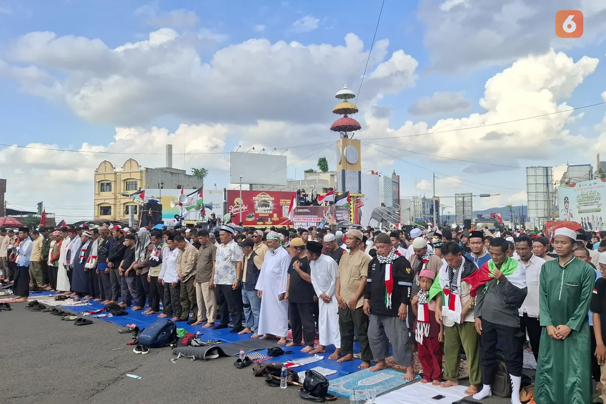 Seribuan massa Aksi Damai Bela Palestina Jilid 3 di Tugu Adipura, Bandar Lampung. Foto : (Liputan6.com/Ardi).