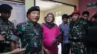 Panglima TNI Jenderal Moeldoko di tengah sidak ke Mako Kopassus, menyempatkan diri mengunjungi istri para prajurit yang ditinggal tugas.