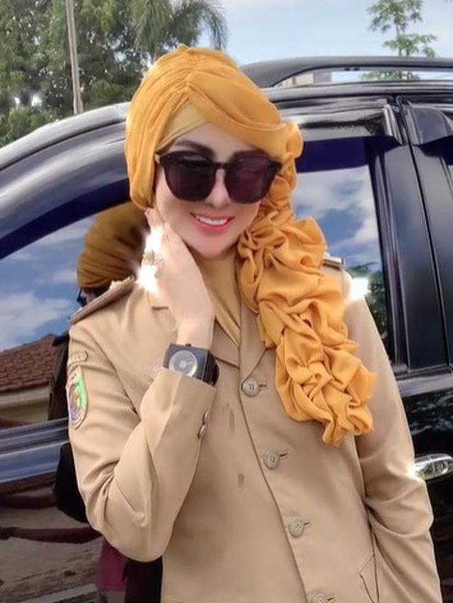Viral Wanita Berseragam PNS Berdandan Mirip Barbie, Ini 6 Potretnya