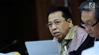 Terdakwa dugaan korupsi proyek e-KTP, Setya Novanto menyimak keterangan saksi pada sidang lanjutan di Pengadilan Tipikor, Jakarta, Senin (5/3). Sidang mendengar keterangan saksi diantaranya, Irvanto Hendra Pambudi. (Liputan6.com/Helmi Fithriansyah)