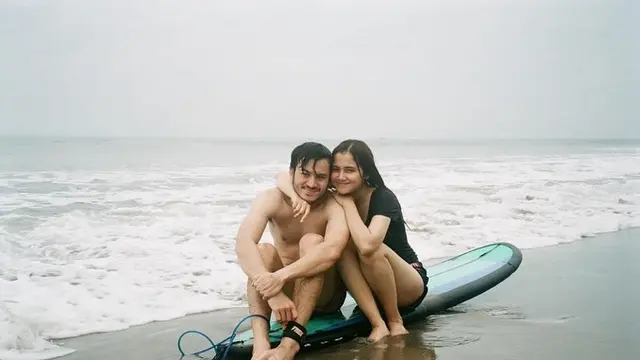 Jarang Umbar Kemesraan, Ini 6 Potret Rizky Nazar dan Syifa Hadju Makin Lengket