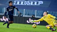 Pemain Juventus, Weston McKennie (kiri) berusaha mengoceh penjaga gawang Bologna, Lukasz Skorupski dalam laga lanjutan Liga Italia di Stadion Allianz, Turin, Minggu (24/1/2021). (Foto: AFP/Miguel Medina)