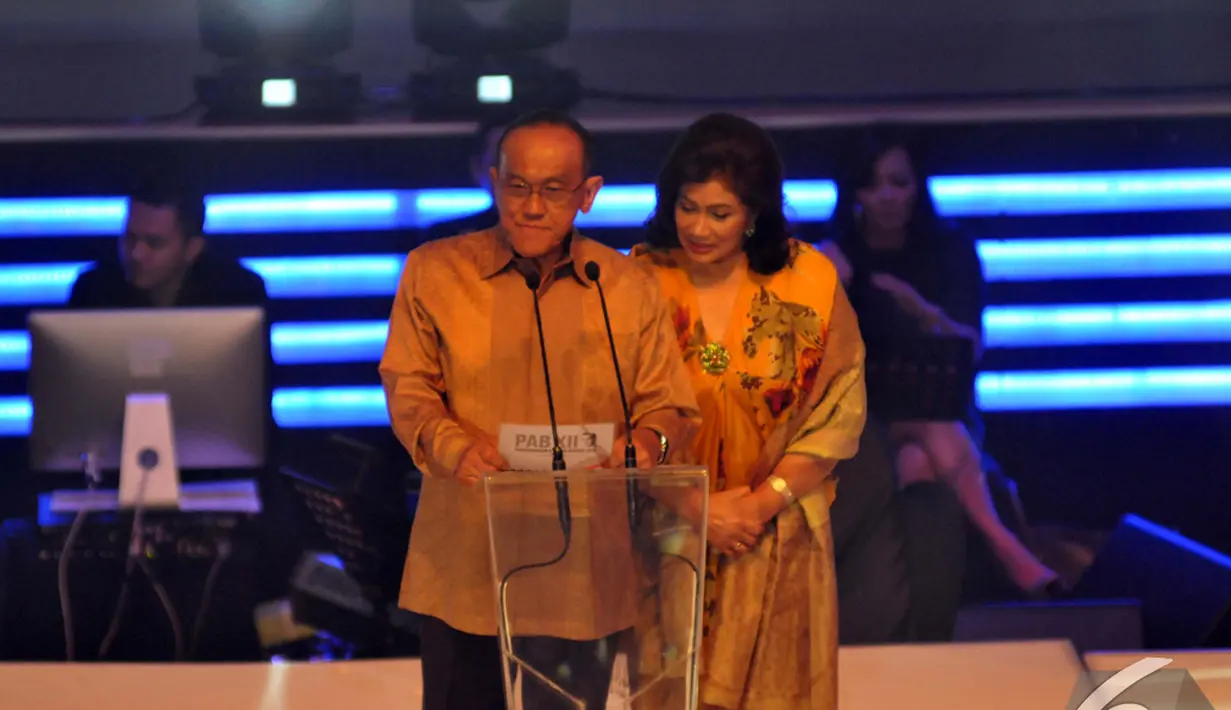 Aburizal Bakrie bersama istri saat membacakan peraih penghargaan PAB XII di XI Ballroom Djakarta Theatre, Jakarta Pusat, Rabu (10/12/2014). (Liputan6.com/Panji Diksana)