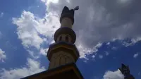 Pengibaran bendera di menara Masjid Hubbul Wathan Islamic Center, Mataram, NTB, menyambut pemberian gelar Pahlawan Nasional untuk pendiri Nahdlatul Wathan, Maulana Syekh TGKH Muhammad Zainuddin Abdul Madjid. (Liputan6.com/Hans Bahanan)