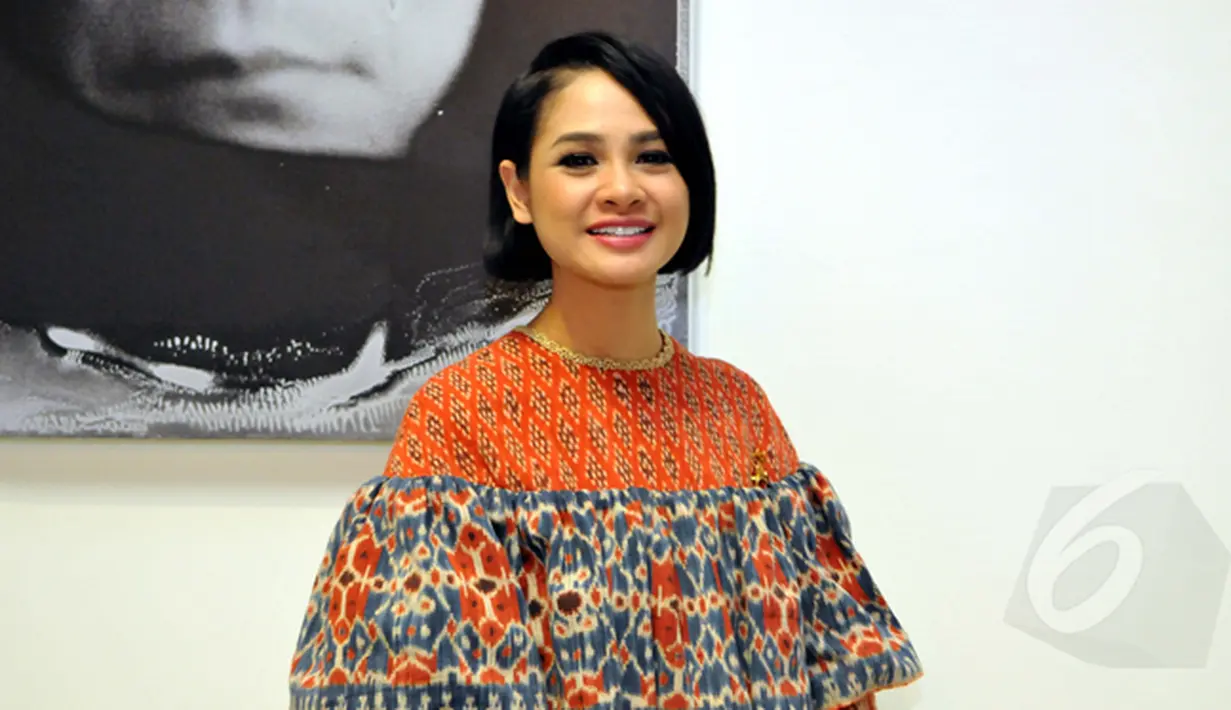 Penyanyi cantik Andien memberikan senyum manis saat  menghadiri pameran busana karya Didi Budiarjo di Museum Tekstil, Kamis (15/1/2015). (Liputan6.com/Panji Diksana)