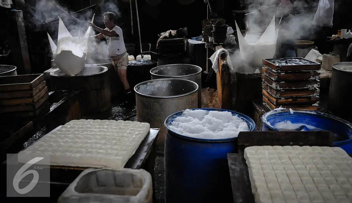 Sejumlah pekerja menyelesaikan pembuatan tahu di kawasan Duren Tiga, Jakarta, Kamis (6/10). Perajin tahu dan tempe mengeluhkan kenaikan harga kedelai impor dalam satu bulan terakhir. (Liputan6.com/Faizal Fanani)