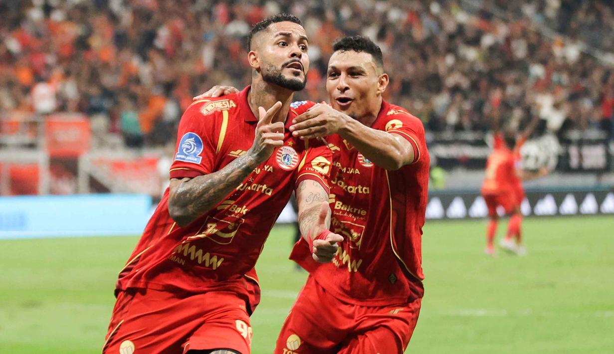 Tekanan Persija akhirnya berbuah hasil pada menit ke-67, gol Emaxwell Souza De Lima merubah kedudukan menjadi 2-1. Tampak dalam foto, penyerang Persija, Emaxwell Souza De Lima (kiri) merayakan golnya saat menjamu PSM Makassar pada laga pekan ke-22 BRI Super League 2025/2026 di Jakarta International Stadium, Jumat (20/2/2026) malam WIB. (Bola.com/Abdul Aziz)