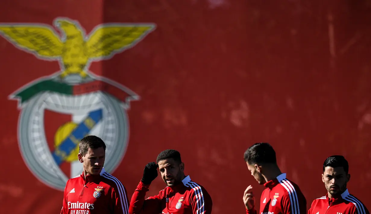Para pemain Benfica mengambil bagian dalam sesi latihan di tempat latihan Kampus Benfica di Seixal dekat Lisbon (22/2/2022). Benfica akan bertanding melawan melawan Ajax pada leg pertama babak 16 besar Liga Champions di Estadio da Luz. (AFP/Patricia De Melo Moreira)