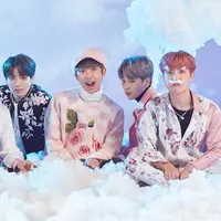 Sebentar lagi BTS akan segera comeback dan akan merilis album Love Yourself: Tear. Menjelang comeback-nya itu, BTS pun memamerkan dua foto konsep. (Foto: Soompi.com)