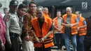 Sejumlah tahanan KPK tiba untuk melakukan pencoblosan di TPS 012 Guntur, Jakarta Selatan, Rabu (17/4). Sebanyak 63 tahanan KPK dengan memakai borgol tangan dan rompi oranye ikut menyalurkan hak pilihnya dalam Pemilu 2019. (merdeka.com/Dwi Narwoko)