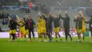 Para pemain Dortmund melakukan selebrasi di penghujung pertandingan sepak bola Grup F Liga Champions antara Newcastle dan Dortmund di St. James' Park, Newcastle, Inggris, Rabu (25/10/2023). (AP Photo/Scott Heppell)