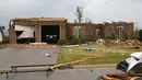 Sebuah rumah tampak rusak parah kehilangan atap akibat tornado yang menyapu beberapa kota di selatan Amerika Serikat, Senin, (28/4/14). (REUTERS/Lauren Wood)