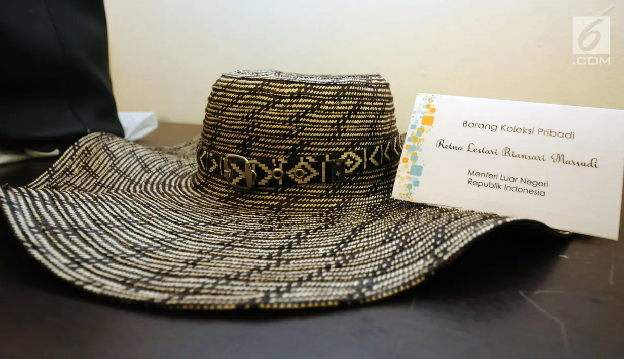 Topi milik Menlu Retno Marsudi dipajang saat open house lelang sukarela di Galeri Nasional, Jakarta, Selasa (27/2). Lelang barang pribadi itu merupakan peringatan 110 tahun Lelang Indonesia. (Liputan6.com/Helmi Fithriansyah)