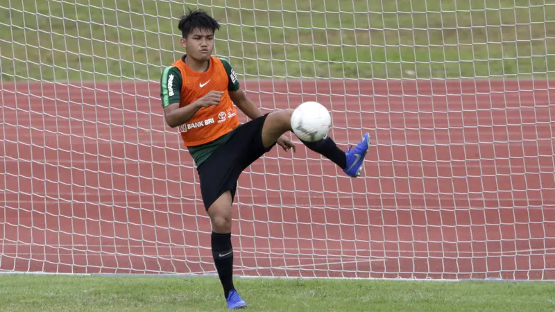 Pemain Timnas Indonesia U-22, Witan Sulaeman, menahan bola. (Bola.com/Yoppy Renato)