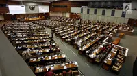 Suasana sidang paripurna pengesahan Peraturan Pemerintah Pengganti Undang-Undang Nomor 2 Tahun 2017 tentang Perppu Ormas di gedung Parlemen, Jakarta, Selasa (24/10). DPR resmi Mengesahkan Perpu Ormas melalui Voting. (Liputan6.com/Johan Tallo)