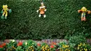Sejumlah orang-orangan sawah kecil menghiasi pagar tanaman saat Festival Scarecrow di Heather, Inggris, 28 Juli 2015. Festival sejak 1999 ini selalu menarik perhatian wisatawan mancanegera  untuk berdatangan ke Inggris. (REUTERS/Darren Staples)